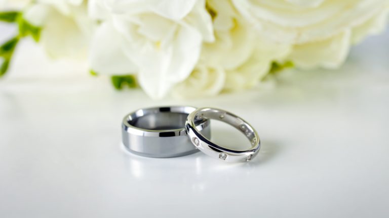 rings couple wedding silver flowers