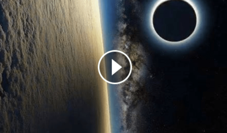 O eclipsa solara vazuta din spatiu