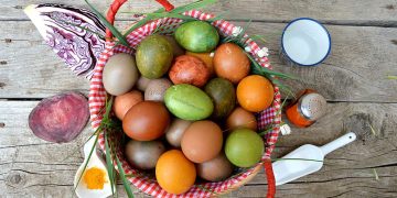 Cum vopsim ouale natural cu varza rosie sfecla rosie sau turmeric savori urbane