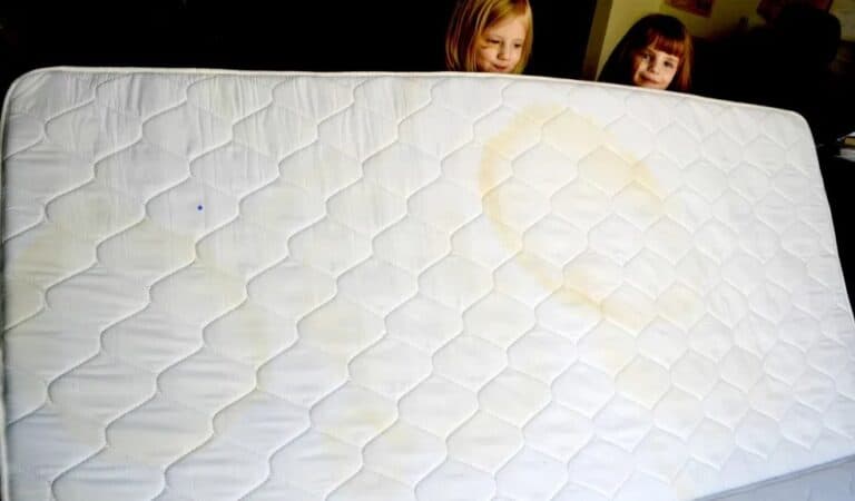 Cum sa cureti petele de pe saltea si ce solutii sa folosesti