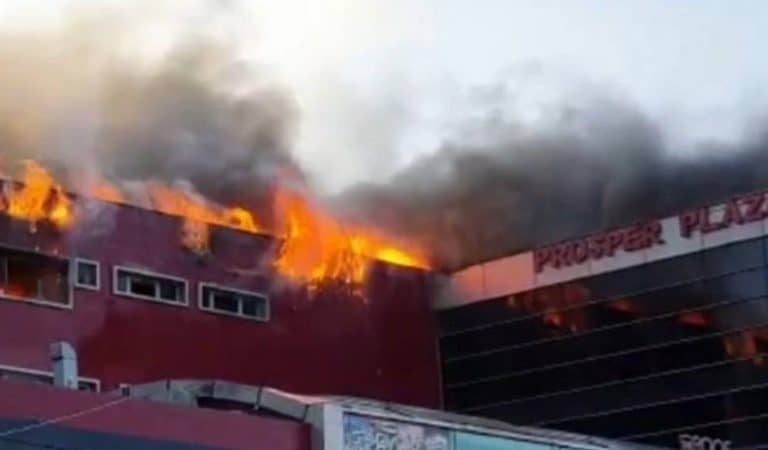 Incendiu la Prosper Plaza – VIDEO. S-a emis RO-Alert, un bloc ar urma să fie evacuat