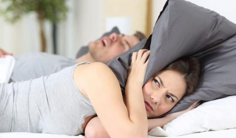 Studiu! Dormitul cu un partener care sforăie îți reduce speranța de viață