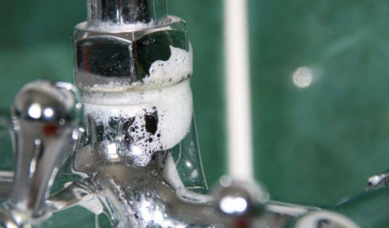 Cum să scoți petele de calcar de pe robinet. Trucul cu ingrediente naturale