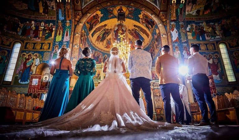 Cum se plateste, de fapt, atunci cand faci nunta la biserica. Plateste mirele sau nasul?