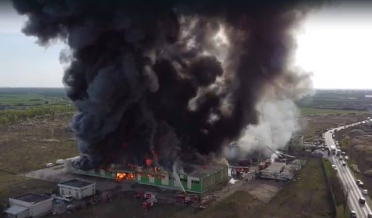 VIDEO Incendiu violent la fosta fabrică de ţigări din Timișoara a omului de afaceri Zaher Iskandarani, dat în urmărire internaţională după ce a fost condamnat / Pericol de extindere la o hală cu azotat de amoniu lichid și pesticide