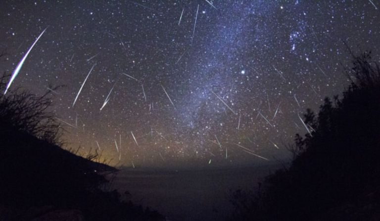 Fenomen astronomic rar pe cerul României. Când putem vedea ploaia de meteroriţi Lyride
