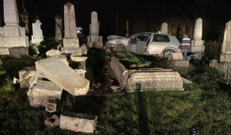 Un şofer beat şi fără permis a intrat cu maşina într-un cimitir din Cluj. Bărbatul a ajuns la spital
